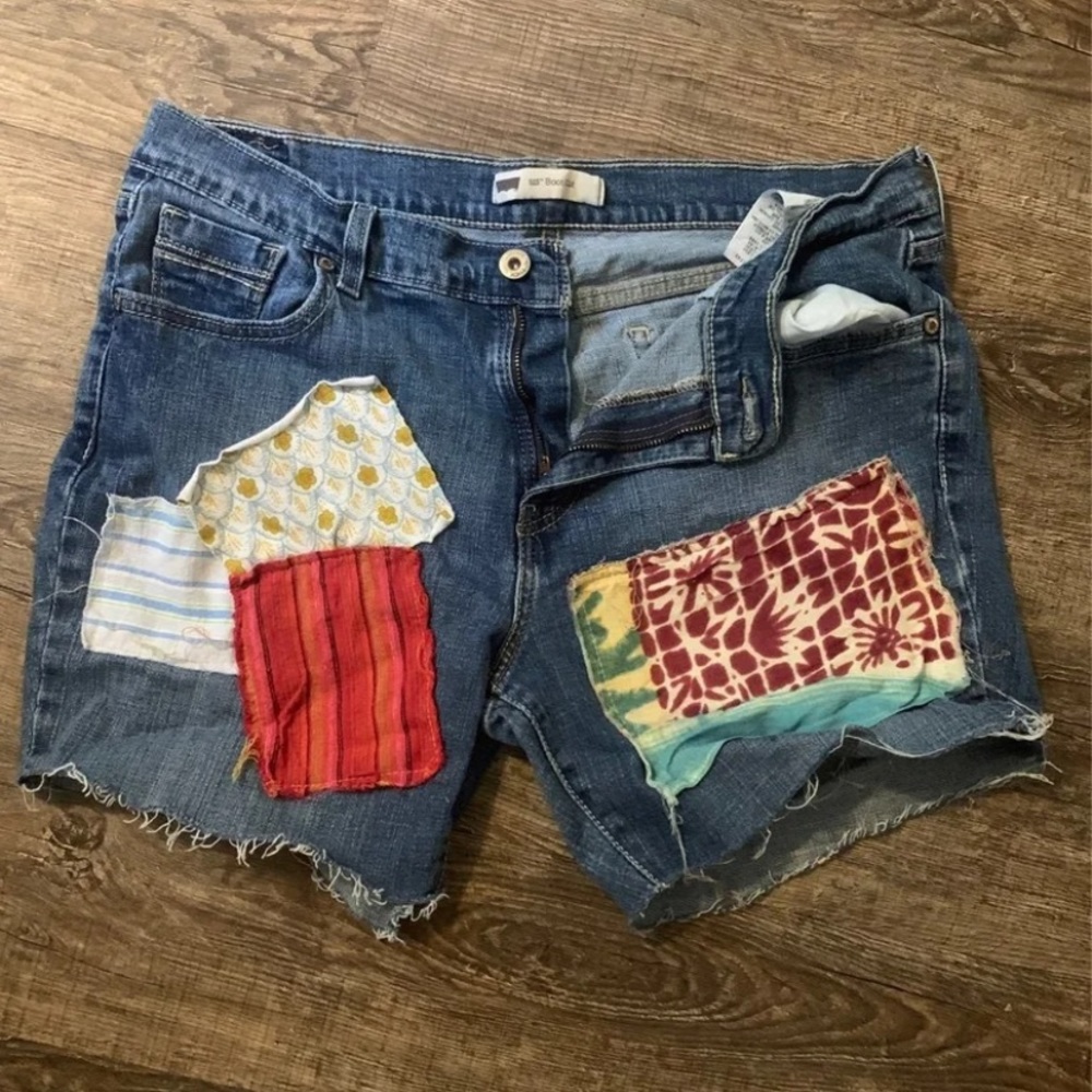 Vintage cut off Levi’s shorts with patches